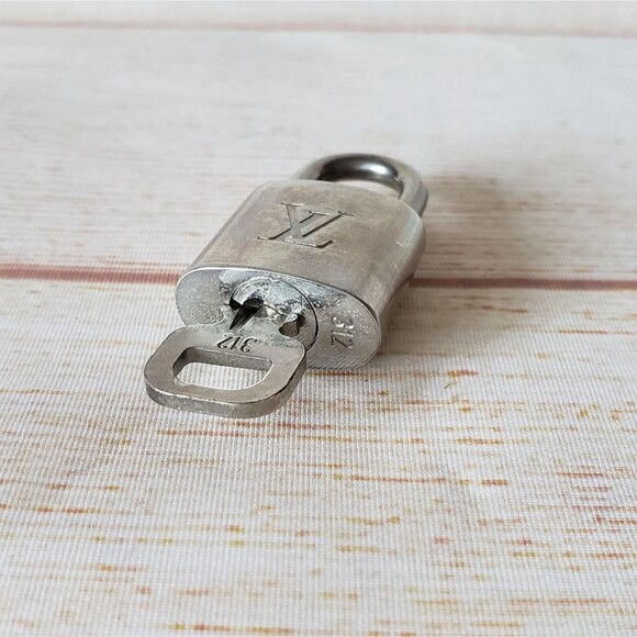 RARE! Authentic Louis Vuitton #312 Lock and Key Set Silver 300 Series Padlock - Picture 3 of 12